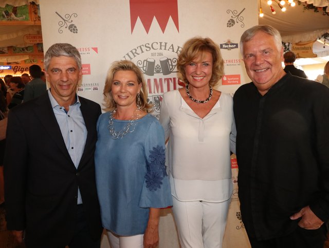 Dr. Armin Zitzmann (l.), Vorstandsvorsitzender NÜRNBERGER Versicherung, mit Ehefrau Gabriele (2.v.l.) und Unternehmer Hans-Rudolf Wöhrl mit Ehefrau Dagmar. | Foto: © JRBraun