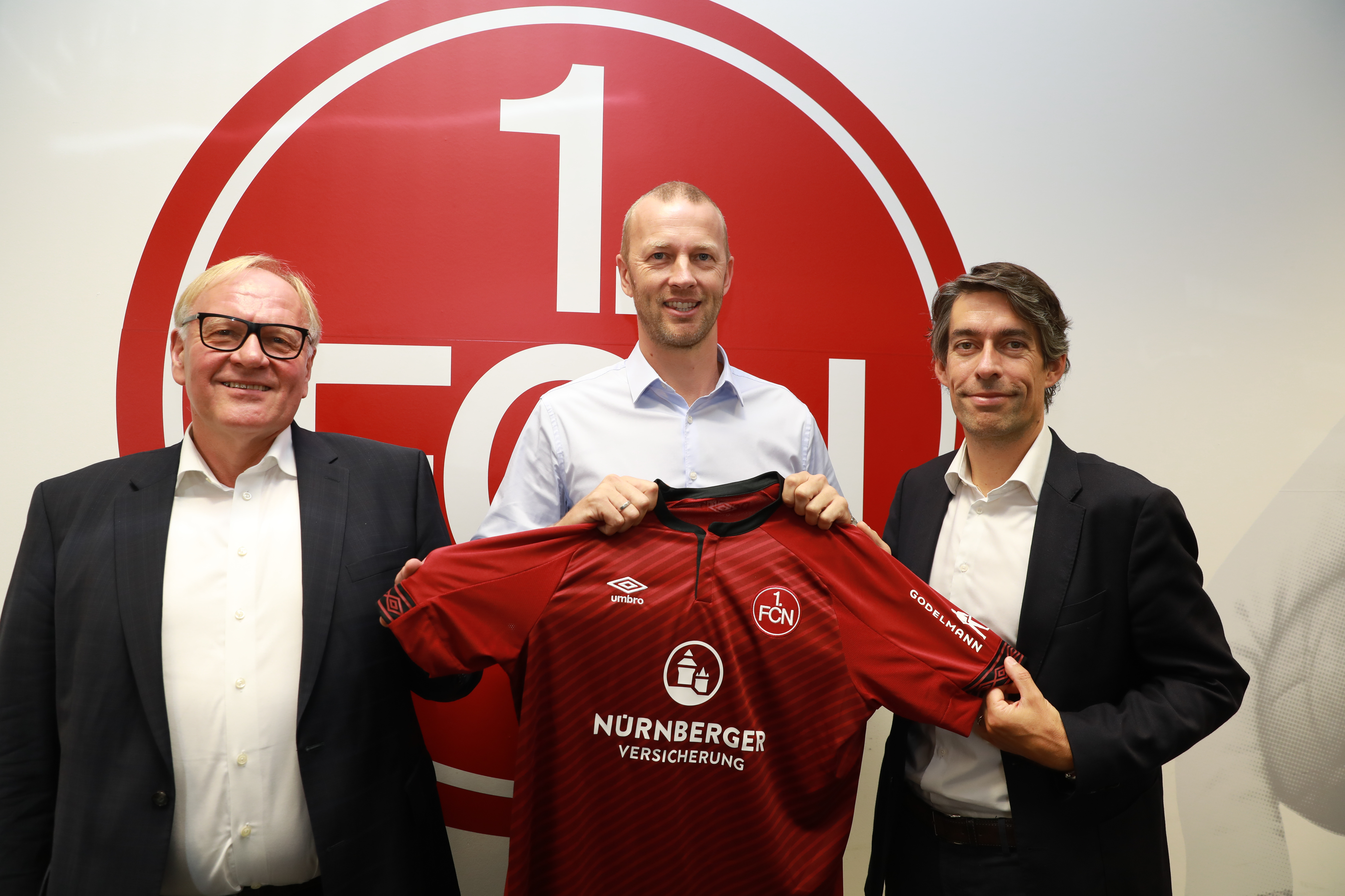 Von links: FCN-Aufsichtsratvorsitzender Dr. Thomas Grethlein und FCN-Vorstand Niels Rossow mit seinem Vorgänger Michael Meeske, der nach Wolfsburg wechselt.
