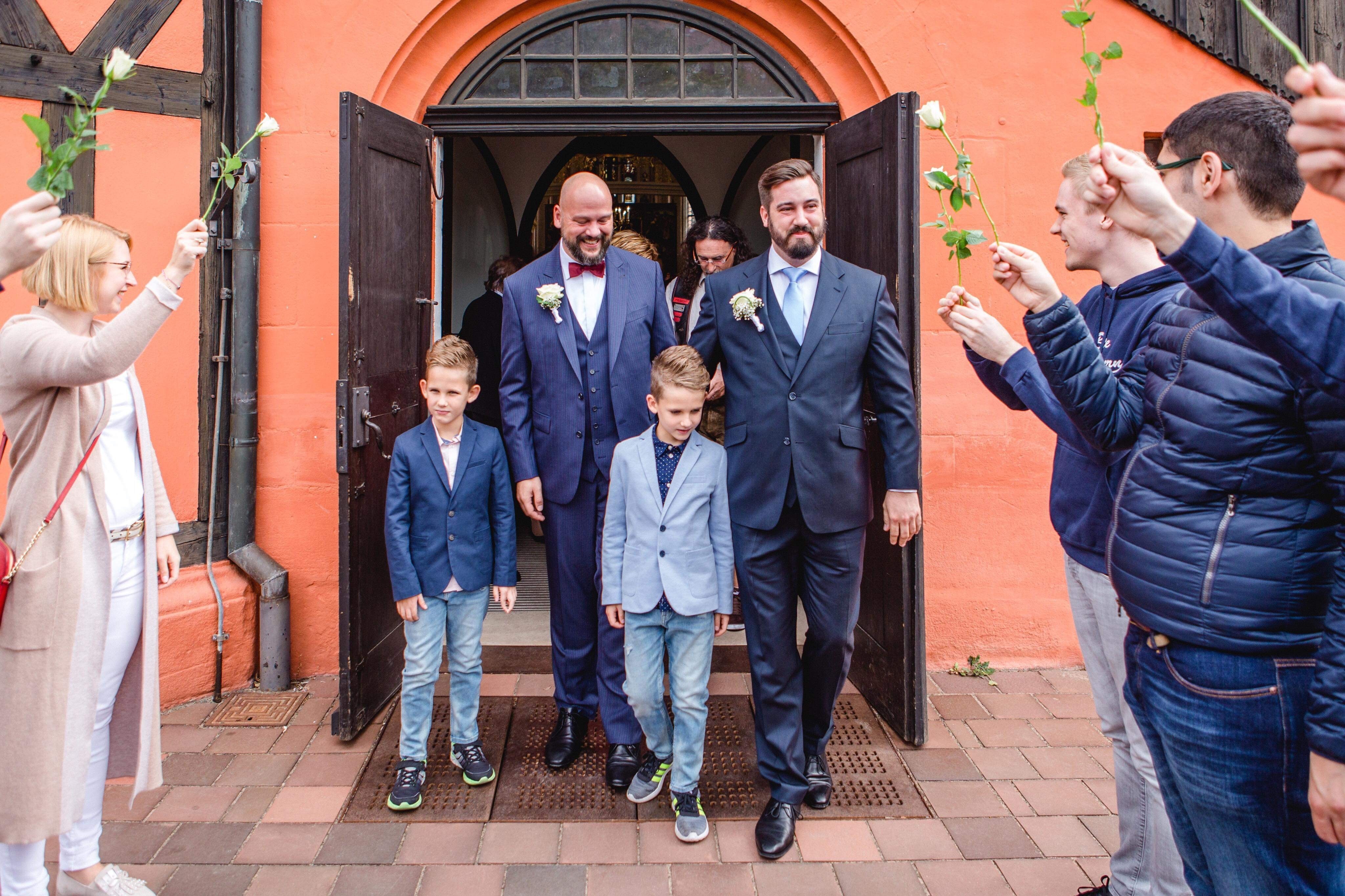 Geschafft! Sven Heublein (re.) und Ehemann Tim Bruening verlassen nach der Trauung die St. Johanniskirche.