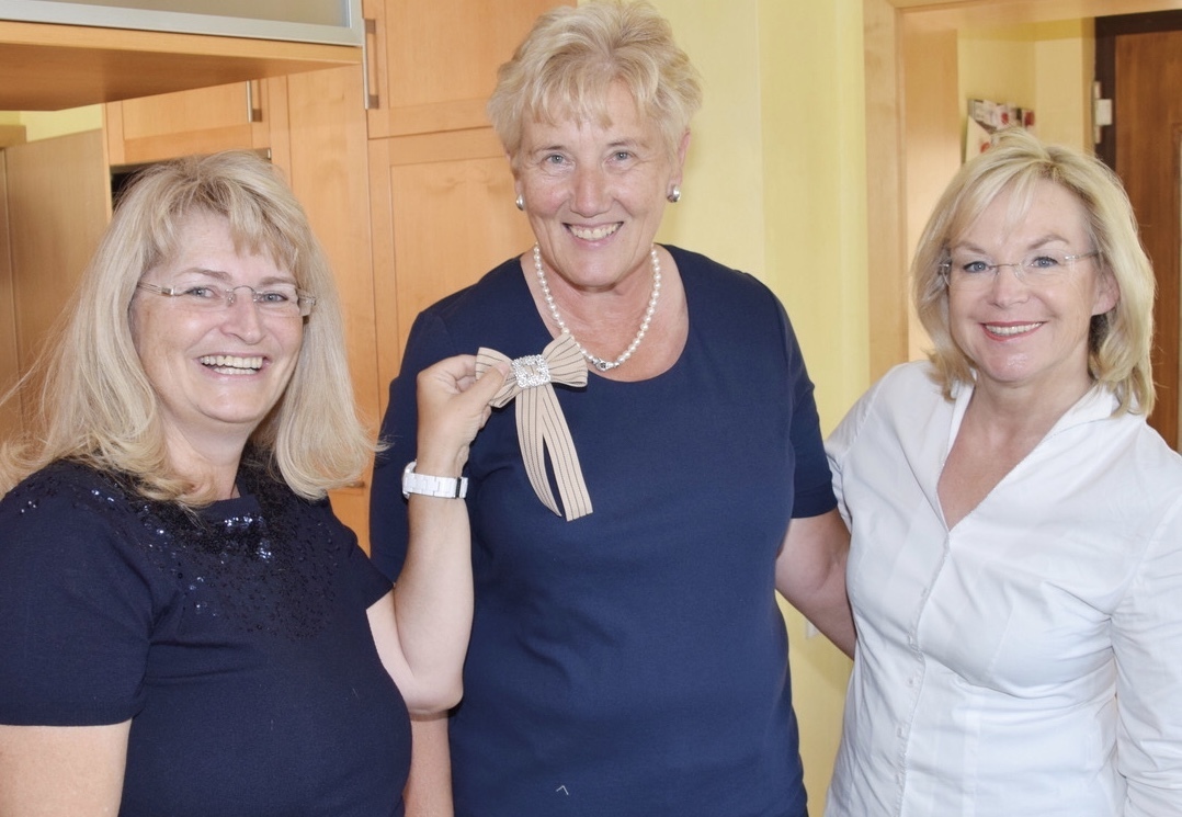 Gute Laune bei der Auszeichnung (v.l.): Sandra Vatter, Renate Höfler mit Orden und Barbara Regitz.