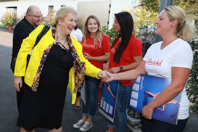 MdL Petra Guttenberger begrüßt die Kalendermädchen. | Foto: Udo Dreier