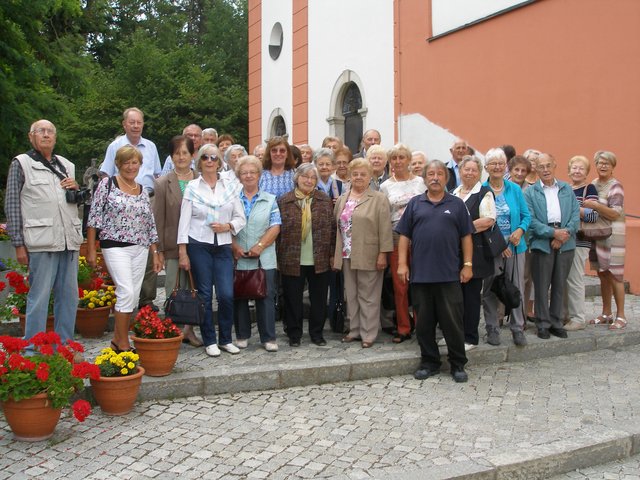 Die Reisegruppe am Aufgang zur Klosterkirche Scheyern