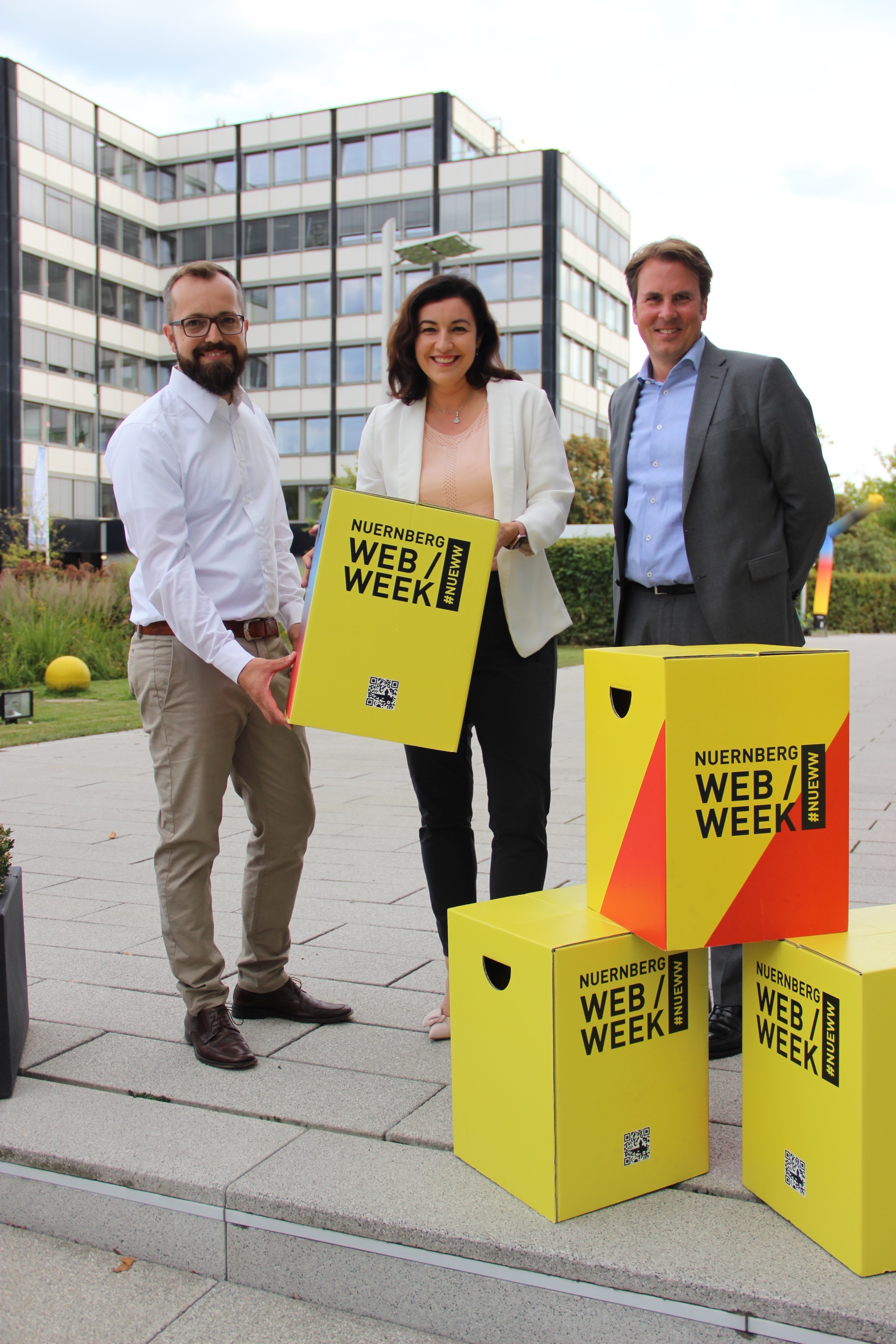 Michael Oschmann (Unternehmensfamilie Müller Medien, re.) begrüßt mit Web Week-Gründer Ingo Di Bella (li.) die Staatsministerin für Digitalisierung, Dorothee Bär, in Nürnberg.