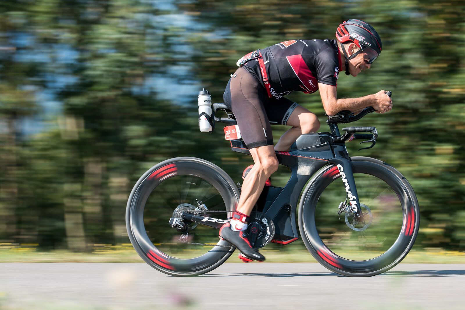 Voll im Tritt: Bernhard Nuss fliegt auf seiner Triathlon-Maschine über den Asphalt.