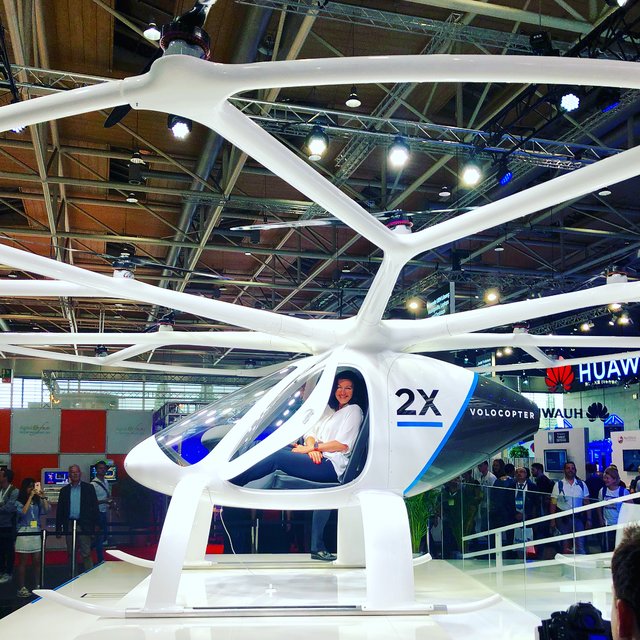 Dorothee Bär auf der CEBIT in einem Volocopter, einem Elektro-Multirotor-Hubschrauber. | Foto: oh