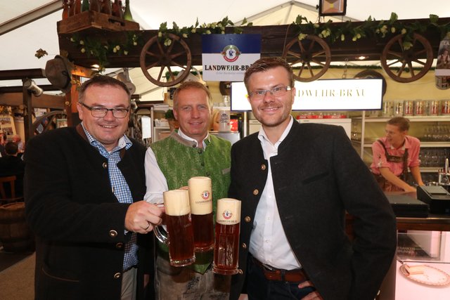 Bezirksrat Michael Maderer, Festwirt Wolfgang Friedlsperger und Nürnbergs CSU-Chef Marcus König (v.l.).
