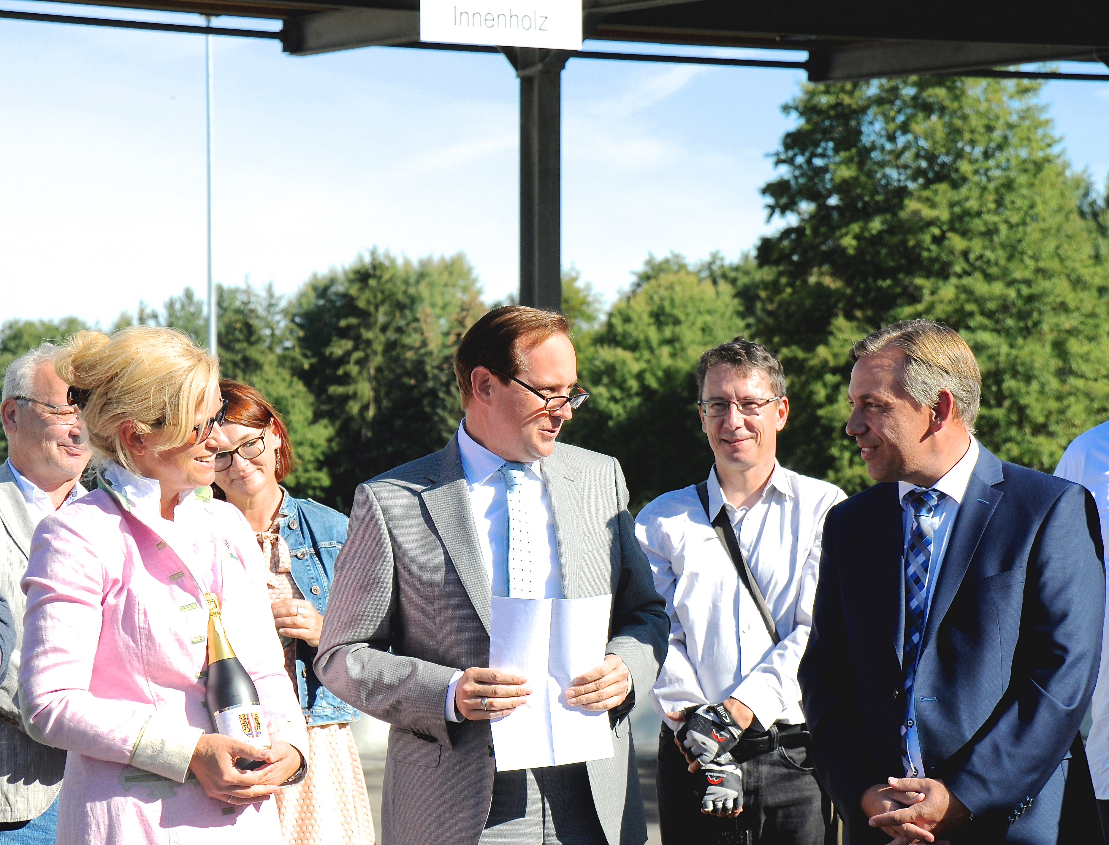 Freuten sich über die gelungene Zusammenarbeit bei der Erweiterung des Recyclinghofes in Eckental: Ille Dölle (Bürgermeisterin des Marktes Eckental / l.), Rainer Hofmann (Geschäftsführer der Entsorgungsfirma Hofmann / 2.v.l.) sowie Landrat Alexander Tritthart (r.). Foto: LRA ERH