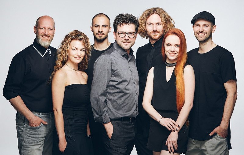 Das Modeteam des Zentralverbandes des Deutschen Friseurhandwerks (ZV) entwirft zweimal im Jahr die aktuellen Trends der Saison (v.l.):
Die Akteure der aktuellen Mode (v.l.n.r.): Rüdiger Stroh, Heidi Janich, Ramon Holzinger, Antonio Weinitschke (Art Director), Jan Wagner, Sarah Scherer und Marco Küveler.