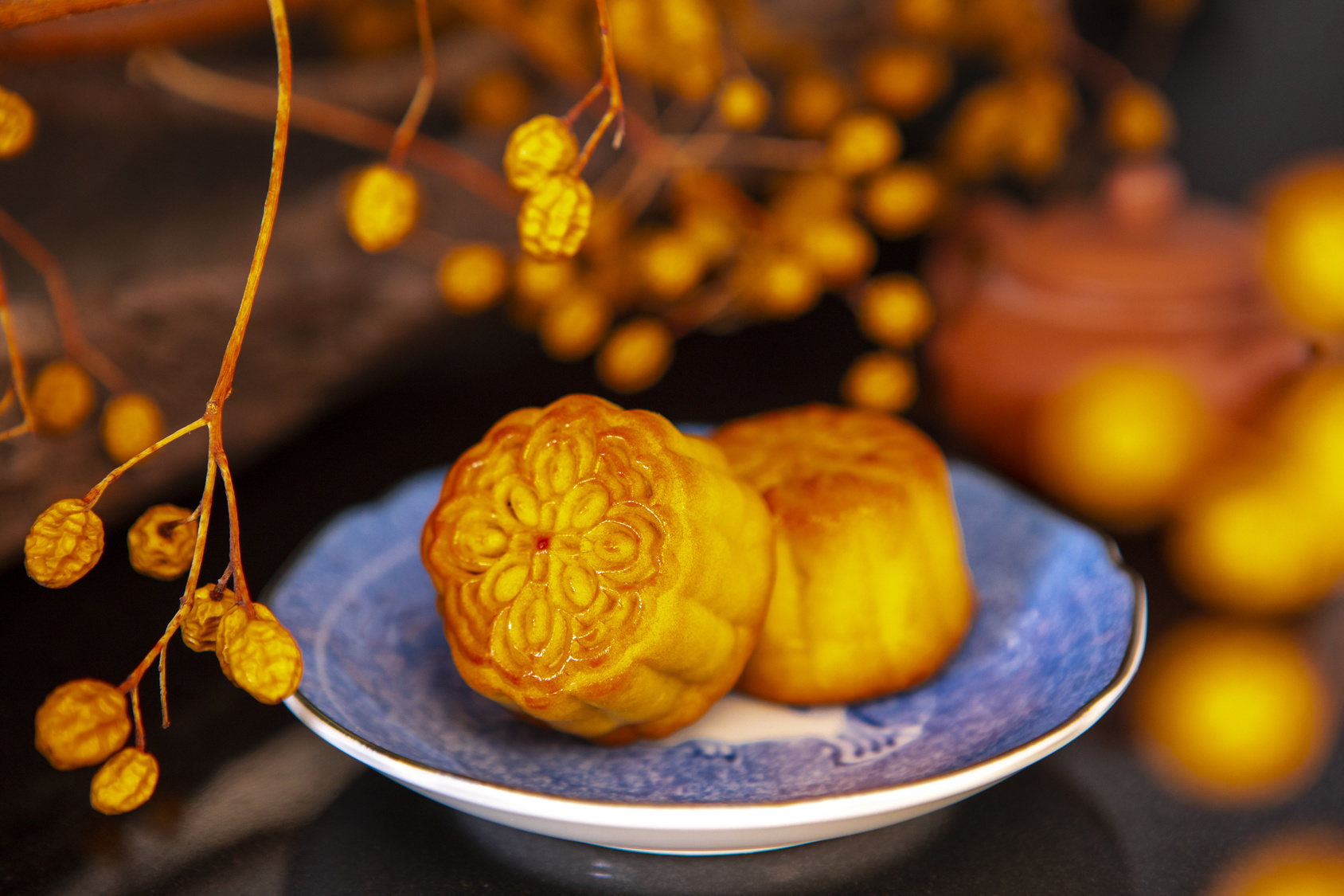 Traditionell wird das Gebäck zum Mondfest im Herbst gegessen, aber auch zu anderen Anlässen. Der typische Mondkuchen ist rund, hat einen Durchmesser von etwa 10 Zentimetern und ist zirka 5 Zentimeter hoch. Er ist sehr nahrhaft und wird meistens zu chinesischem Tee serviert.