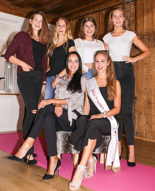 Gute Stimmung beim Training (v.l.) die Bewerberinnen Carmen, Julia, Elena und Cindy. Sitzend: Bewegungstrainerin und Model Silvia Nicotra Mozzicato (l.) und Miss Franken Classic Diana Lisak. | Foto: Nicole Fuchsbauer