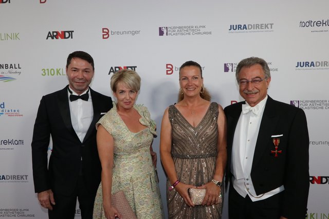 Unternehmerin Alexandra Schacher (2.v.l.) mit Ehemann Dr. Christian Schacher und BDI Präsident Dieter Kempf mit Lebensgefährtin Anke Budenberg.