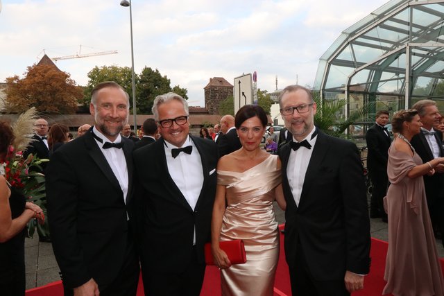 Die Veranstalter Andreas (l.) und Simon Röschke (r.) mit Mercedes Niederlassungsleiter Andreas Rabitz und Ehefrau Sylvia.