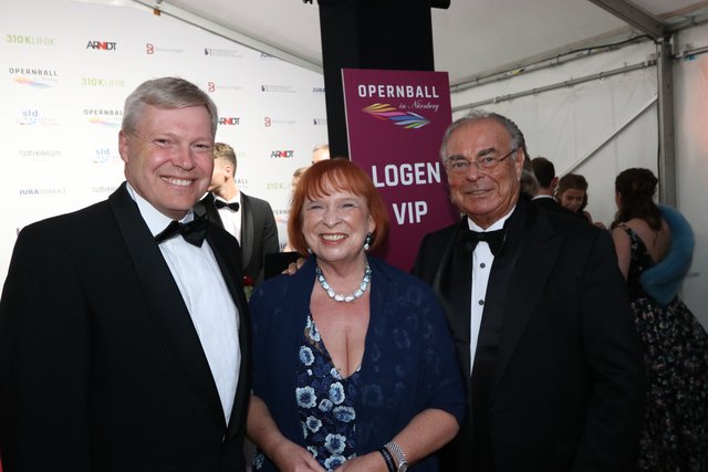 MarktSpiegel-Geschäftsführer Harald Greiner (l.) mit Unternehmerin Ingrid Hofmann und Ehemann Bernd Heinrich.