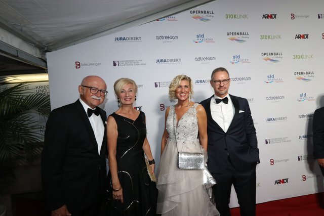 Unternehmer Gerd Schmelzer (l.) und Ehefrau Prof. Dr. Julia Lehner mit Marco See, PWC Standortleiter, und Ehefrau Mareike.