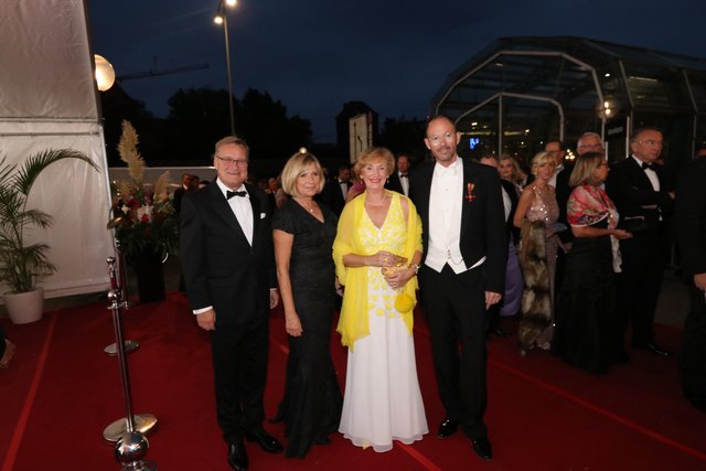 Andreas Starke (l.), OB Bamberg, und Lebensgefährtin Helen Galal (2.v.l.) mit Prof. Dr. Klaus Wübbenhorst, EMN, und Ehefrau Brigitte.