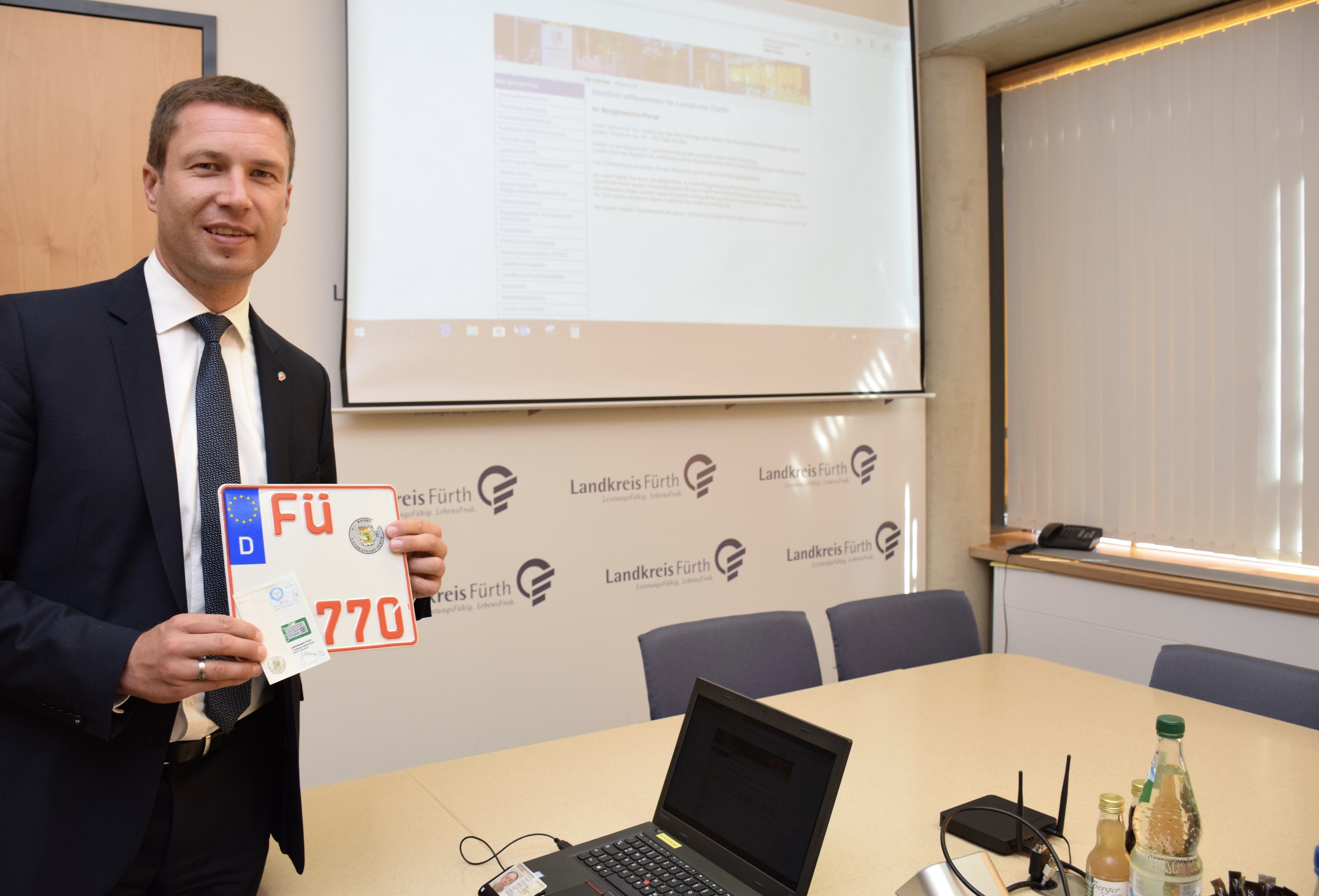 Landrat Matthias Dießl freut sich einige neue Online Services im Landratsamt vorstellen zu können.Gerade im Bereich Verkehrswesen gibt es neue Angebote.