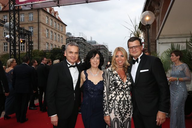 Florian Greschner (r.), GS Wohnen, mit Yvonne Gaschler (2.v.r.) und Geschäftsführer GS Wohnen Wolfgang Grytz und Ehefrau Susanne.