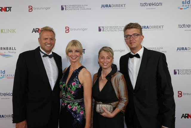 Die Geschäftsführer der Stadtreklame Georg Sorger (l.) mit Ehefrau Eva-Maria (2.v.l.) und Katja Strohhacker mit Ehemann Frank.