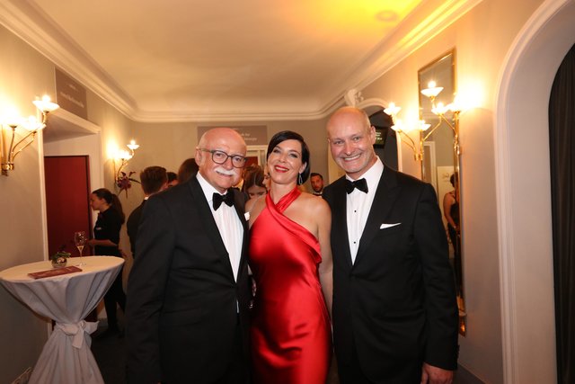Unternehmer Gerd Schmelzer (l.) mit Schönheitschirurg Dr. Jens Baetge und Ehefrau Ruth.