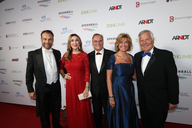 Unternehmer Hans-Rudolf Wöhrl (r.) mit den "Höhle der Löwen Stars" Dagmar Wöhrl, Dr. Georg Kofler und Judith Williams mit Ehemann Alexander-Klaus Stecher (l.).