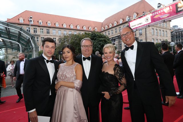 Klaus Jürgen Sontowski (M.) und Ehefrau Gabriele (2.v.r.) mit Manuel Sontowski und Samira Schuster sowie OBI-Chef Hannes Streng.
