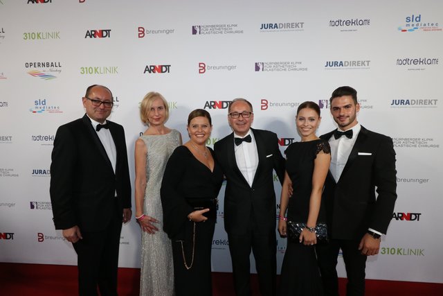 Klaus Eschenbacher (l.) und Lebensgefährtin Claudia Deuerling (2.v.l.), Tucher Marketing-Direktor, Kai Eschenbacher und Ehefrau Elke sowie Kim Eschenbacher mit Giuseppe Mozzicato.