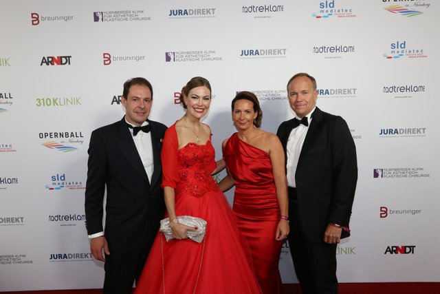 Promi Eventcaterer Renè Lehrieder (l.) mit Claudia Pinkert (2.v.l.) und Dr. Nadine Cauers-Lehrieder und Ehemann Lutz Cauers.
