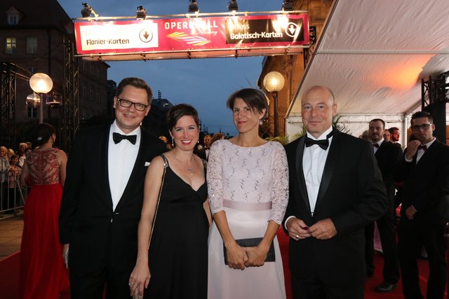 Staatstheater-Chef Dr. Christian Ruppert (l.) mit Christiane Seefried und  Staatsintendant Jens-Daniel Herzog mit Ehefrau Stefanie Leue.