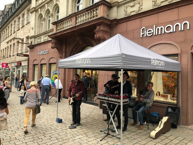 Das Team und die Kunden freuten sich über die Wiedereröffnung nach viermonatiger Umbaupause. | Foto: Fielmann