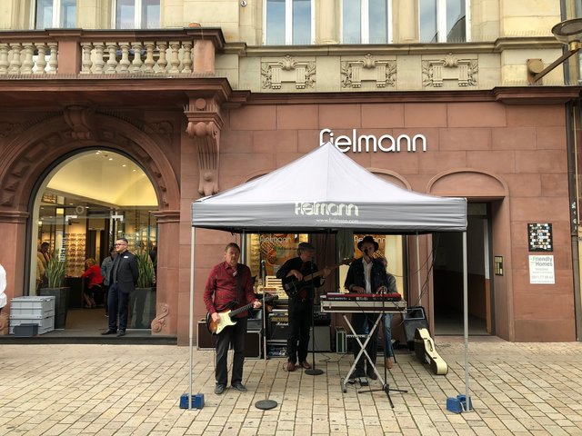 Das Team und die Kunden freuten sich über die Wiedereröffnung nach viermonatiger Umbaupause. | Foto: Fielmann