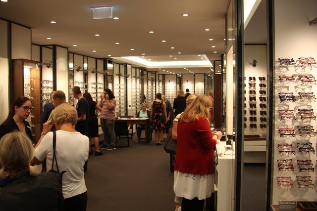 Das Team und die Kunden freuten sich über die Wiedereröffnung nach viermonatiger Umbaupause. | Foto: Arthur Kreklau