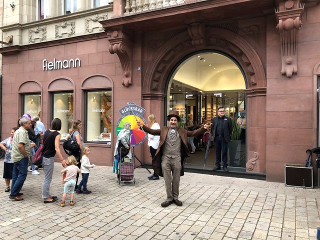 Das Team und die Kunden freuten sich über die Wiedereröffnung nach viermonatiger Umbaupause. | Foto: Fielmann