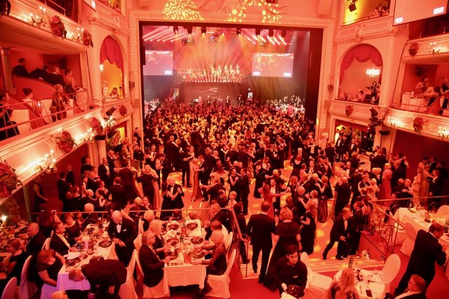 Der Blick aufs Parkett zeigt die Begeisterung für den Opernball. | Foto: John R. Braun