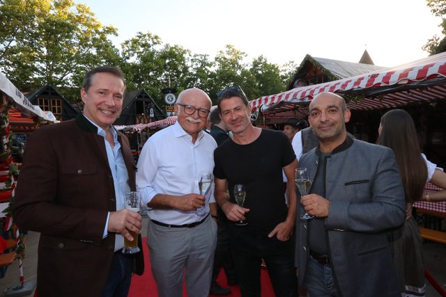 TV-Koch und Altstadtfestwirt Alexander Herrmann, Unternehmer Gerd Schmelzer und die Kabarettisten Rolf Miller und Django Asül (v.l.). | Foto: John R. Braun