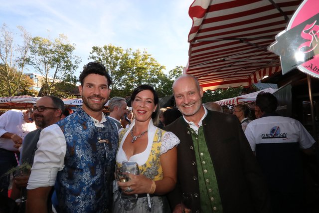 Kuhstall-Wirt Christian Wagner (l.) mit Schönheitschirurg Dr. Jens Baetge und Ehefrau Ruth. | Foto: John R. Braun