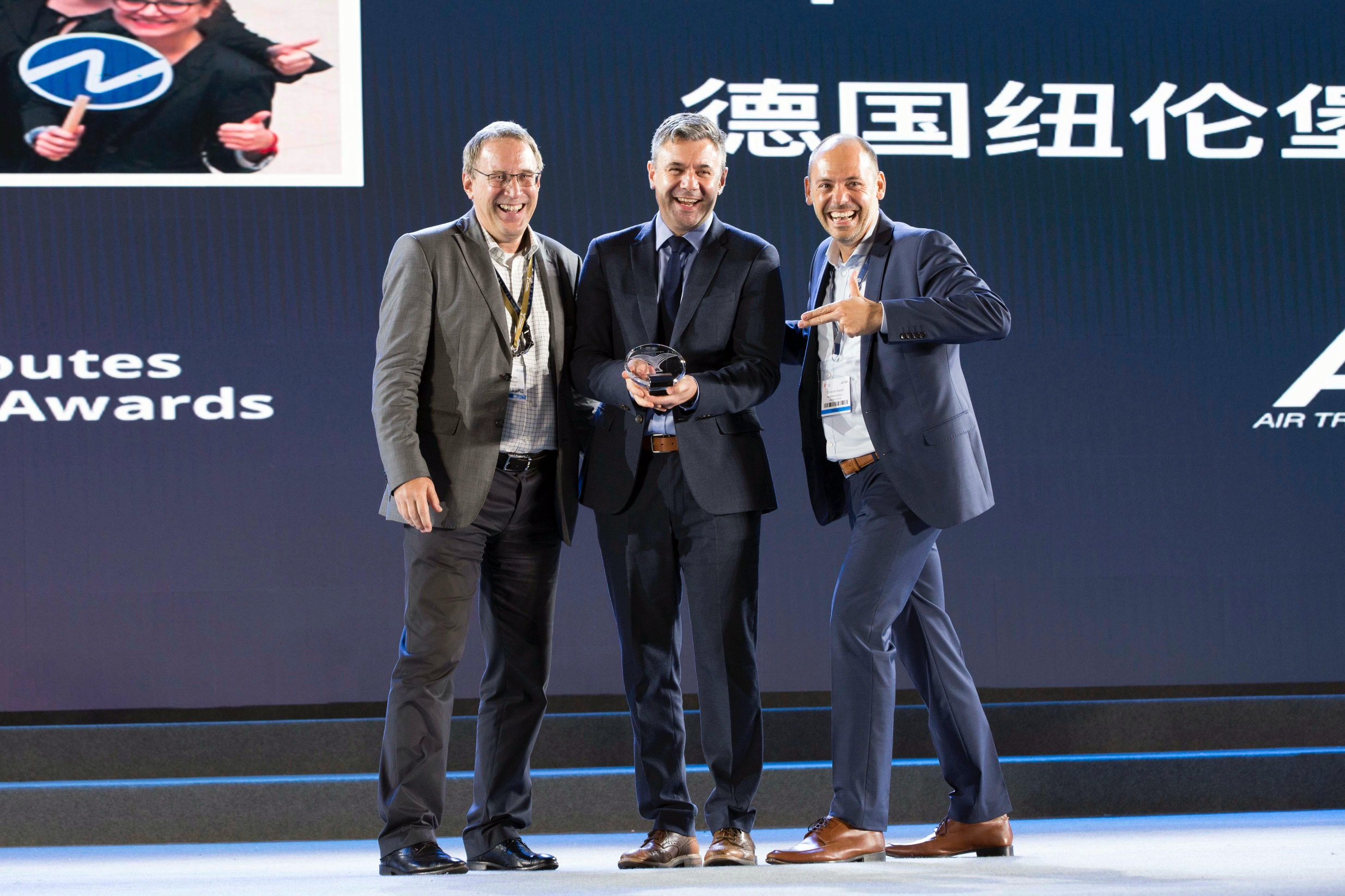 Brand Director Steven Small (Mitte) überreicht Flughafengeschäftsführer Dr. Michael Hupe (l.) und Christian Käser, Leiter Airline-Vertrieb, die begehrte Auszeichnung.