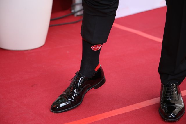 Die coolste Socke! Pilawa kam mit FCN-Strümpfen

Der Starmoderator und Publikumsliebling weiß, was ankommt in Nürnberg: Er ist mit FCN-Strümpfen zum Frack angereist, die er auf dem Roten Teppich blitzen lässt... | Foto: J. Friedrich
