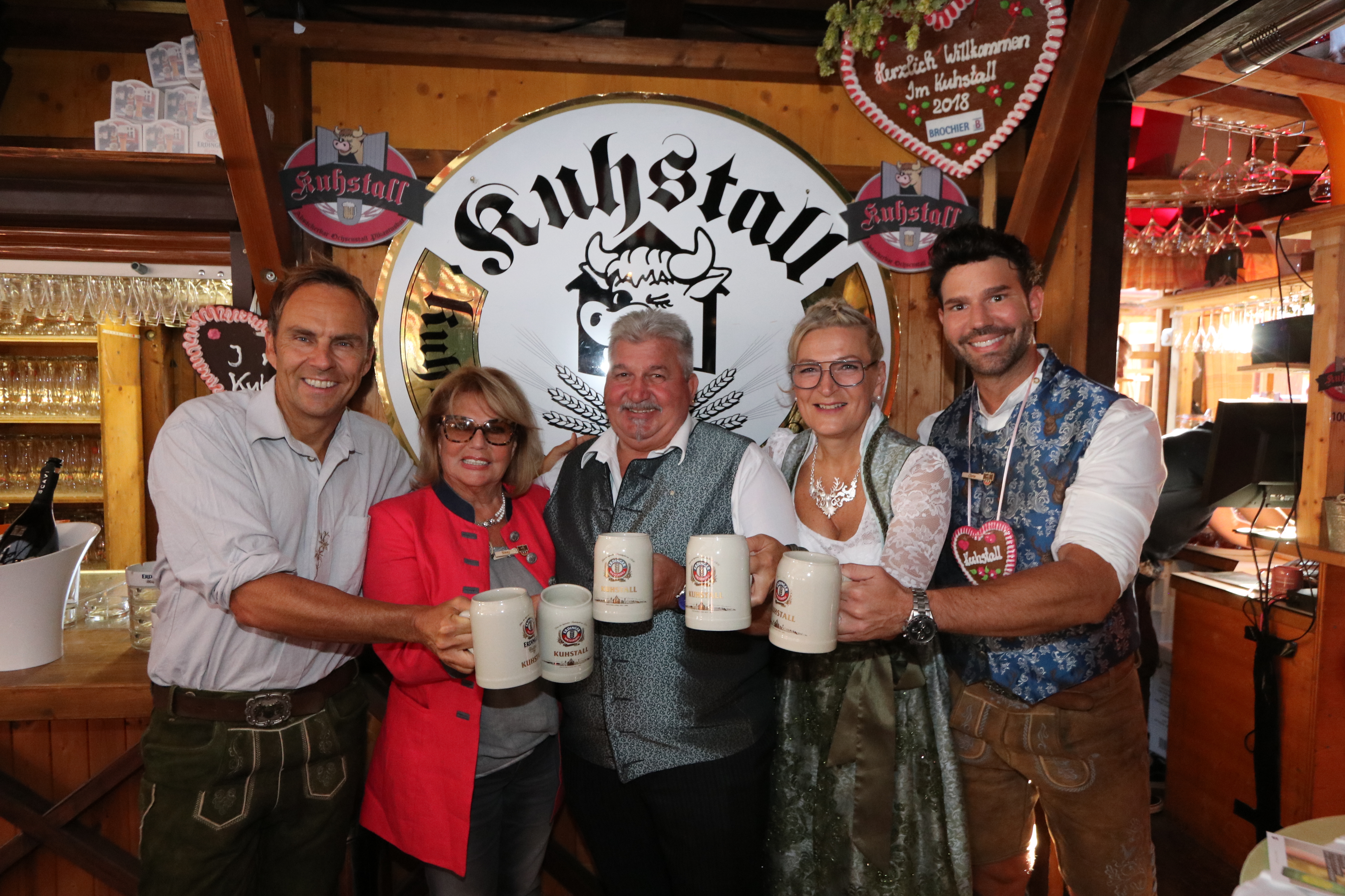 Luden zum Pre-Opening: (v.l.) Funkhaus-Geschäftsführer Alexander Koller, Sissy Kleinke-Kühnel, Altstadtfest-Chef Michael Hagl, Funkhaus
Marketingchefin Silke Schramm und Altstadtfest-Wirt Christian Wagner.