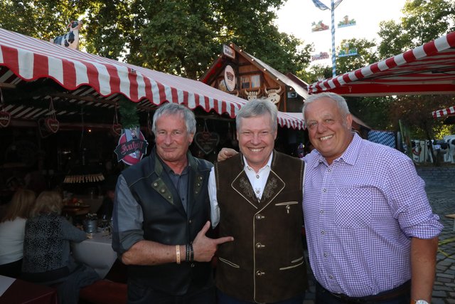 MarktSpiegel-Geschäftsführer Harald Greiner (M.) mit Sigi Hoga (l.), Radio F, und Gerald Kappler, Radio Charivari 98,6. | Foto: John R. Braun