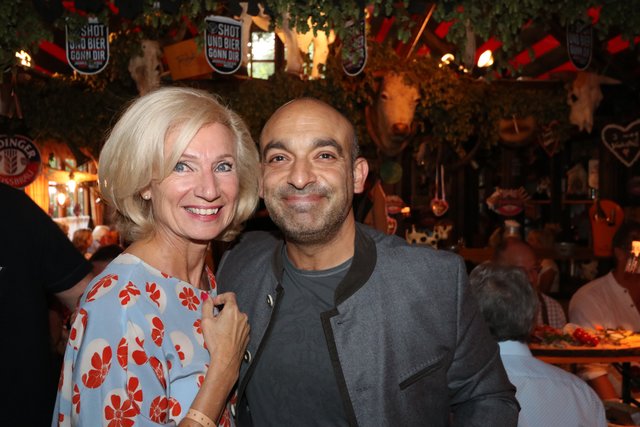Kulturreferentin Prof. Dr. Julia Lehner mit Django Asül. | Foto: John R. Braun