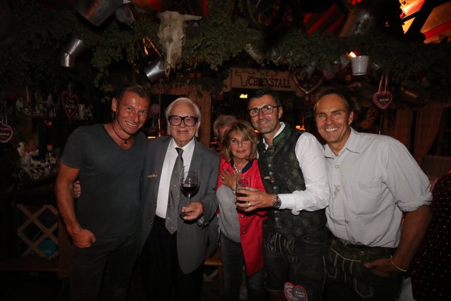 Hatten viel Spaß: (v.r.) Funkhaus-Chef Alexander Koller, Hatten viel Spaß: (v.r.) Funkhaus-Chef Alexander Koller, Club-Trainer Michael Köllner, Sissy Kleinke-Kühnel, Erdinger Inhaber Werner Brombach und TV-Sportmoderator Markus Othmer. | Foto: John R. Braun