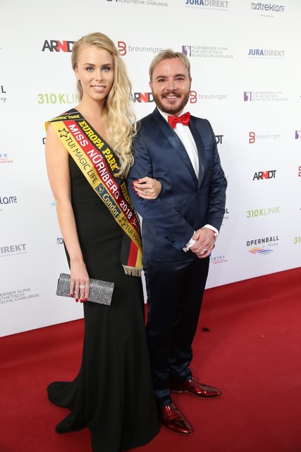 Miss Nürnberg Jasmin Griebl kam mit Opernball-Figaro und SPD-Landtagskandidat Marcel Schneider. | Foto: John R. Braun