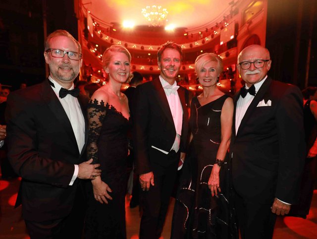 Veranstalter Simon Röschke mit Ehefrau Janine, Moderator Jörg Pilawa, Kulturreferentin Prof. Dr. Julia Lehner und Ehemann Gerd Schmelzer (v.l.) eröffneten den Opernball. | Foto: Udo Dreier