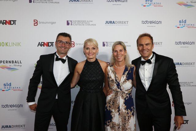 Club-Coach Michael Köllner (l.) mit Lebensgefährtin Petra Freitag (2.v.l.) und Funkhaus-Geschäftsführer Alexander Koller mit Ehefrau Kathrin. | Foto: John R. Braun