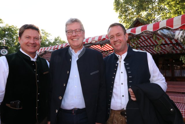 VR Bank Vorstandsvorsitzender Dirk Helmbrecht (l.) und Jörg Steffen Meister (r.), JSM-Auktionen, mit Dr. Matthias Everding, Vorstandsvorsitzender Sparkasse Nürnberg. | Foto: John R. Braun