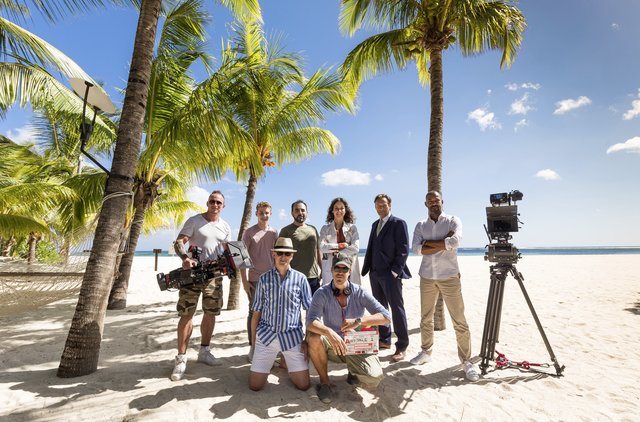 Dreharbeiten ,,Die Inselärztin" auf Mauritius (hintere Reihe von l.): Felix Poplawsky (Kamera), Philip Noah Schwarz (Rolle Oliver), Adnan Maral (Rolle Robert), Anja Knauer (Rolle Filipa), Helmut Zierl (Rolle Kulovits), Tyron Ricketts (Rolle Mike). Vorne (v.l.): Thomas Hroch (Produzent Tivoli Film), Peter Stauch (Regie). | Foto: © ARD Degeto/Tivoli Film/Diensen Pamben