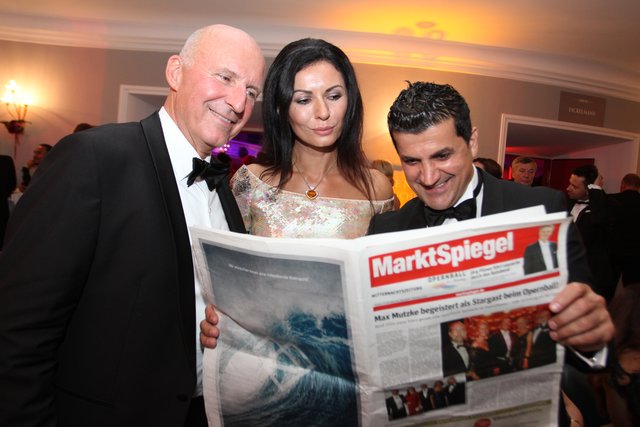 Die MarktSpiegel Mitternachtszeitung wird aufmerksam gelesen. | Foto: John R. Braun