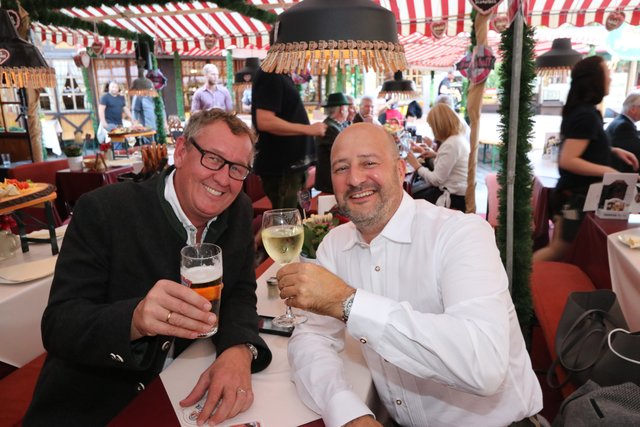 Funkhaus-Eventmanager Henning Schulze (l.) mit BMW-Chef Thomas Fischer. | Foto: John R. Braun