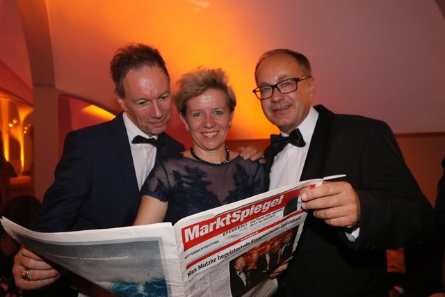 Die MarktSpiegel Mitternachtszeitung wird aufmerksam gelesen. | Foto: John R. Braun