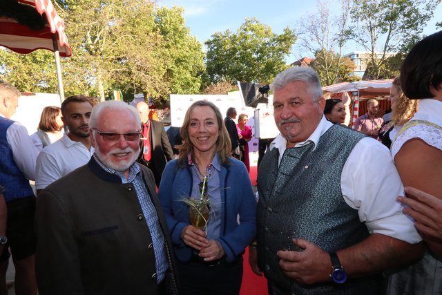 Altstadtfest-Vorsitzender Michael Hagl (r.) mit Unternehmer Michael Roth und Ehefrau Angelika. | Foto: John R. Braun